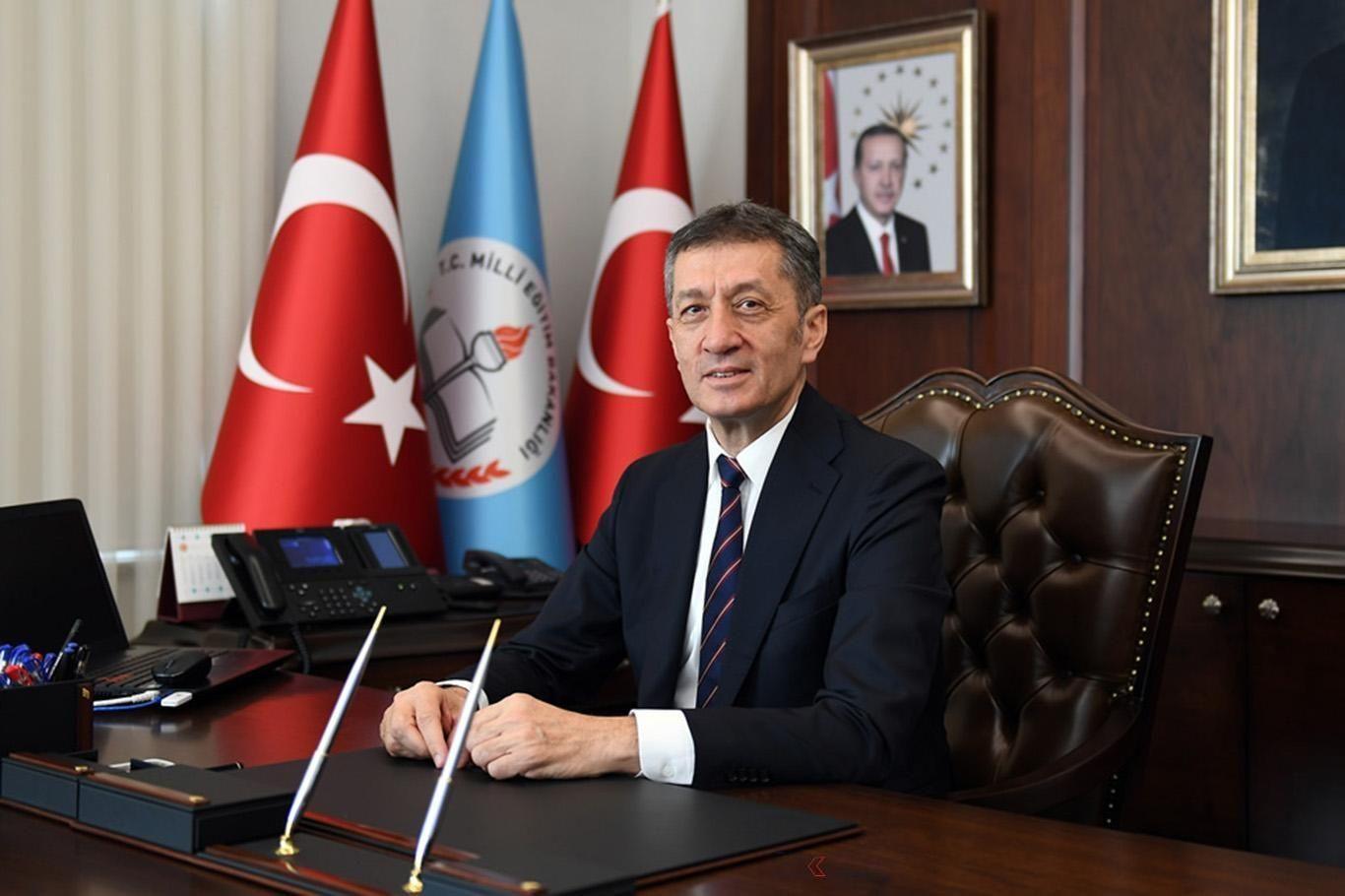 Ziya Selçuk: "Tercihlerinde meslek liselerine de yer ver" Ziya Selçuk: "Tercihlerinde meslek liselerine de yer ver"